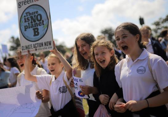 En Sydney, Australia, jóvenes estudiantes ya protestan este viernes en las calles con pancartas como parte del movimiento Fridays For Future. 