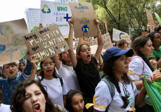 Con rumbo hacia el Zócalo capitalino, los contingentes partieron en orden y por edades, los más pequeños adelante; preescolar, primarias y secundarias, después; luego las universidades y hasta el final los adultos. Fotos: EE Daniel Sánchez.