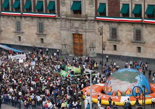 Con rumbo hacia el Zócalo capitalino, los contingentes partieron en orden y por edades, los más pequeños adelante; preescolar, primarias y secundarias, después; luego las universidades y hasta el final los adultos. Fotos: EE Daniel Sánchez.