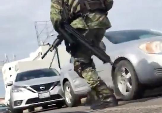 Gente armada, vehículos incendiados y militares en las calles fueron el escenario que se observó en videos tomados por los ciudadanos.