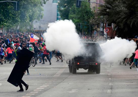 El gobierno de Chile confirmó que un niño de cuatro años se encuentra entre las 18 víctimas que ha cobrado hasta hoy la ola de violencia desatada por las manifestaciones de los últimos días en la capital chilena y otras regiones del país.