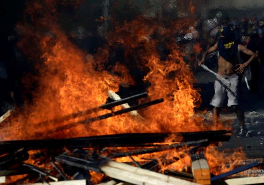 Respecto de los detenidos, el funcionario indicó que por hechos de violencia ayer martes fueron aprehendidas 979 personas por su participación directa, mientras que otras 592 por no respetar el toque de queda, aunque no precisó el lugar de las detenciones.