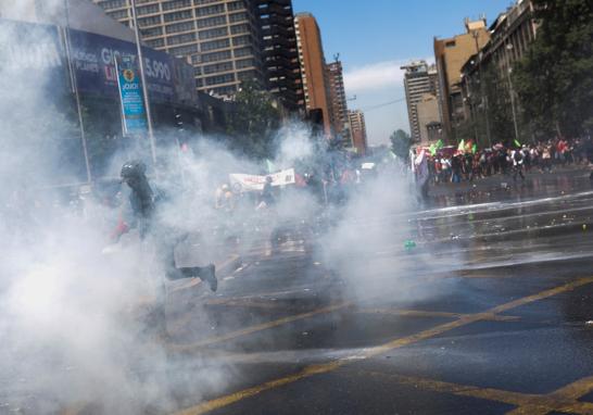 La violencia en Chile comenzó el pasado 14 de octubre con manifestaciones de estudiantes en varias estaciones del metro de Santiago, en protesta al aumento del pasaje, de 800 a 830 pesos chilenos (de 1.13 a 1.17 dólares).