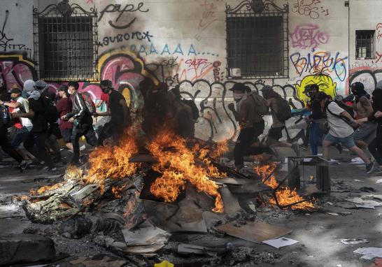 Pese a que el presidente Sebastián Piñera pidió la víspera perdón por la situación y anunció un poderoso paquete de medidas, las manifestaciones se mantienen en las calles de la capital chilena y otras ciudades del país, además los principales sindicatos convocaron una huelga general de 48 horas, que amenaza con avivar las protestas y la violencia.