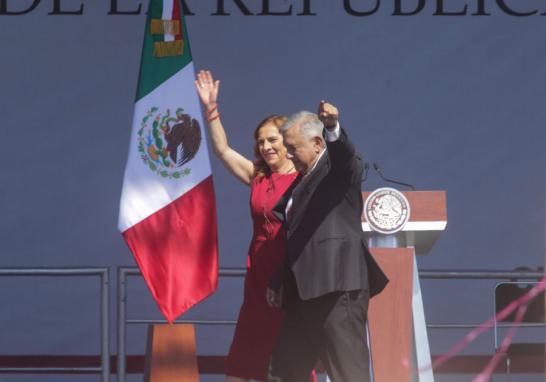 El presidente Andrés Manuel López Obrador subió al escenario en el Zócalo capitalino, acompañado por su esposa Beatriz Gutiérrez Müller.  Foto EE: Eric Lugo