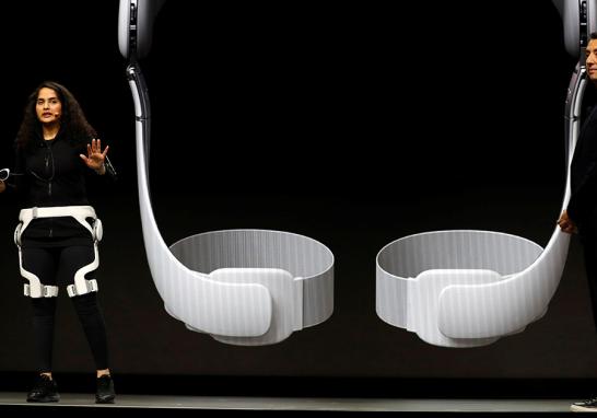 Una mujer muestra un sistema de mejora y motivación de la marcha (GEMS por sus siglas en inglés) durante el discurso de apertura de Samsung. FOTO: REUTERS