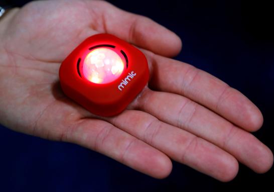 Mimic Go, un dispositivo de seguridad portátil con sensores que pueden detectar movimiento y emitir alertas de audio, visuales o de texto. FOTO: REUTERS