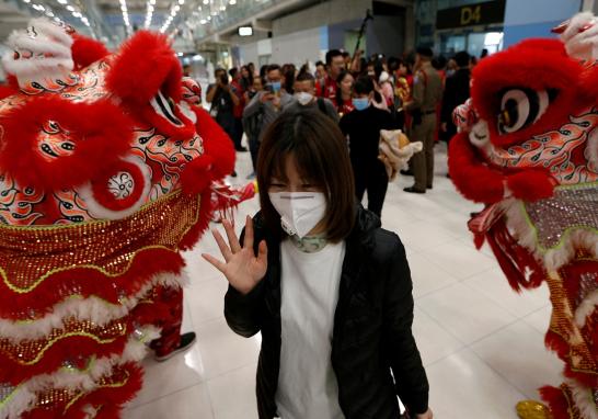 El virus se transmite por vías respiratorias, lo que podría mutar y propagarse más fácilmente. Las preocupaciones se agudizan ante la proximidad de las festividades y vacaciones por el Año Nuevo Lunar, cuando tradicionalmente centenas de millones de chinos viajan para visitar a sus familias.