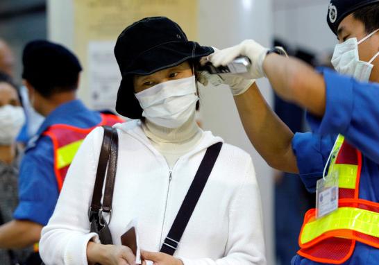 Algunas de las medidas urgentes que se tienen que adoptar para evitar la propagación del virus son la desinfección y ventilación de aeropuertos, estaciones y centros comerciales. Los detectores de temperatura también podrían instalarse en sitios concurridos, informaron autoridades sanitarias.