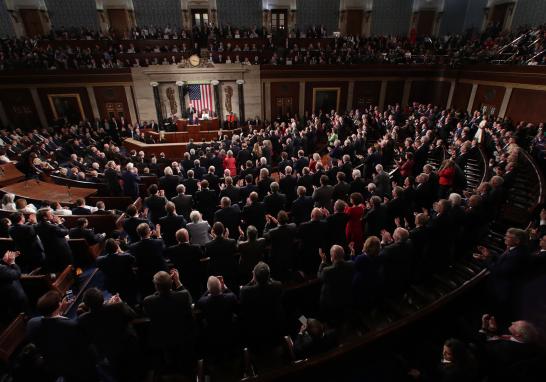 Trump evitó el tema del juicio político y el drama de su destitución en un orgulloso discurso de 80 minutos, pero el enfrentamiento entre los partidos fue evidente cuando los republicanos lo ovacionaron de pie mientras la mayoría de los demócratas permanecieron sentados.