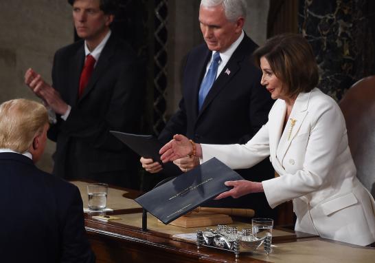 Al ver a la presidenta de la Cámara de Representantes por primera vez desde que saliera furiosa de una reunión en la Casa Blanca hace cuatro meses, Trump se negó a estrecharle la mano, al tiempo que le daba una copia en papel de sus observaciones antes de empezar su discurso.