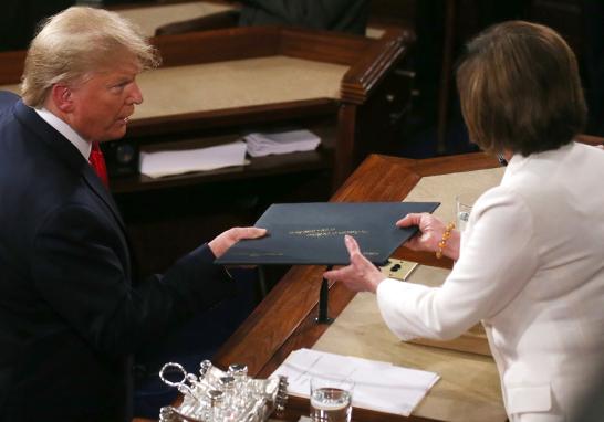 Cuando terminó su discurso, Pelosi se puso de pie y rompió la copia de los comentarios que Trump le había dado, diciendo más tarde que era "lo más cortés".