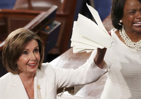 Después del evento, Pelosi tuiteó una foto de ella con su mano extendiéndola hacia Trump y dijo: "Los demócratas nunca dejarán de extender la mano de la amistad para hacer el trabajo #ParaElPueblo".