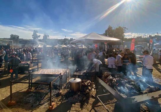Desde muy temprano, los tijuanenses y turistas llegaron al estacionamiento del Estadio Caliente para vivir la experiencia de Sabor a Tijuana. Foto EE: Vicente Gutiérrez