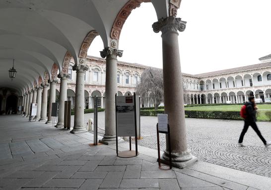 Las prohibiciones, también incluyen el cierre de las escuelas y universidades de todo el país hasta el próximo 3 de abril, mientras tanto queda limitado al máximo la presencia de docentes y colaboradores escolares en los institutos.