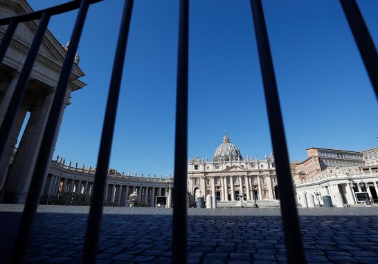 La basílica y la plaza de San Pedro, en el Vaticano, se suman a la cuarentena y permanecerán cerradas a los turistas y a los grupos guiados para evitar la propagación del coronavirus hasta el 3 de abril.