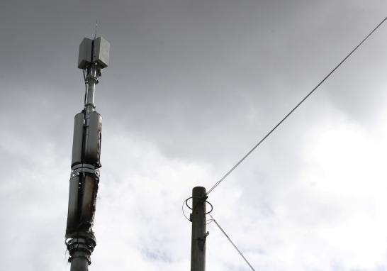 La BBC también informó que tres torres de 5G fueron incendiadas durante el fin de semana en todo Reino Unido y que las noticias falsas sobre la relación Covid-19/5G se transmitieron por Facebook y Nextdoor. Foto: Reuters.