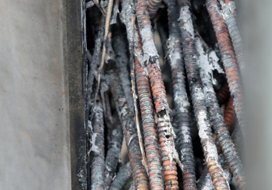 La BBC también informó que tres torres de 5G fueron incendiadas durante el fin de semana en todo Reino Unido y que las noticias falsas sobre la relación Covid-19/5G se transmitieron por Facebook y Nextdoor. Foto: Reuters.