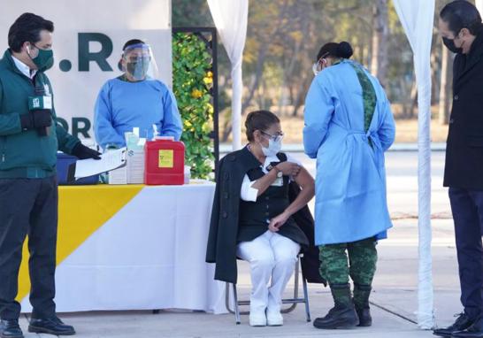 El Director General del IMSS, Zoé Robledo, encabezó en Querétaro el inicio de la primera jornada de vacunación contra Covid-19. 