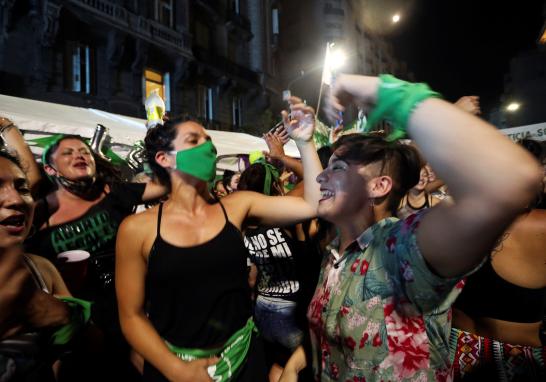 Protests as senate debates abortion bill in Buenos Aires