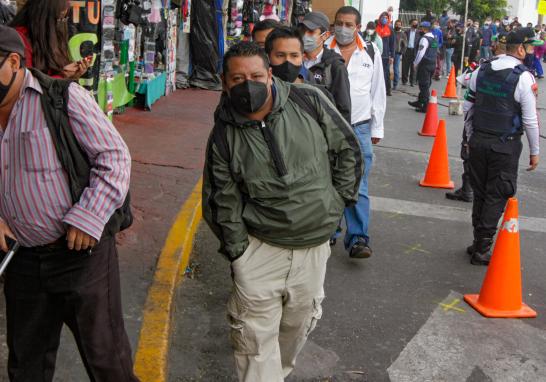 En la estación Pantitlán Capitalinos afectados por el cierre de las líneas 1 y 5 del Metro tienen que formarse en largas filas para poder abordar los camiones que apoyan tras la paralización del Servicio de Transporte Colectivo. Foto EE: Eric Lugo