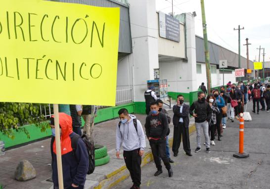 Tras el cierre de seis de las 12 líneas del Servicio de Transporte Colectivo (STC) Metro en la Ciudad de México, los capitalinos se enfrentan a largas filas para poder utilizar las alternativas de transporte implementadas por la Semovi. Foto EE: Eric Lugo