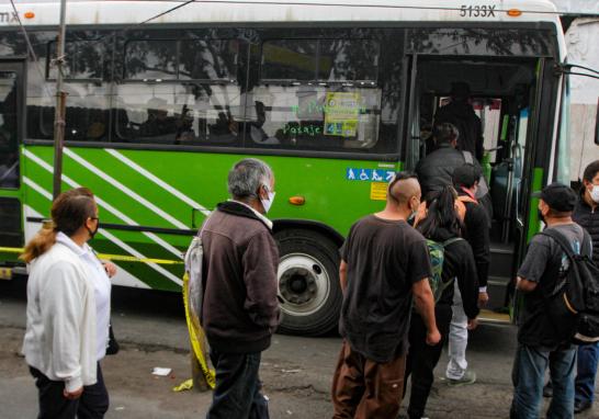 Autobuses y unidades de la Red de Transporte de Pasajeros esperan a los usuarios afectados por la cierre de seis de 12 líneas del Metro. Foto EE: Eric Lugo