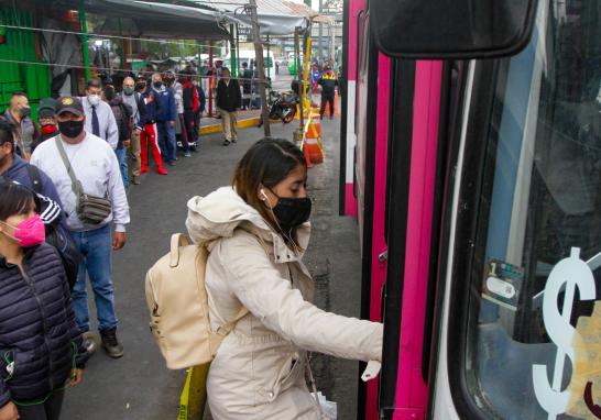 Los usuarios del Metro en la Ciudad de México se han visto obligados a buscar alternativas de transporte para poder llegar a sus destinos. Foto EE: Eric Lugo