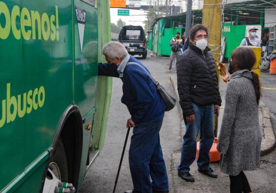 El gobierno capitalino y del Estado de México brindan apoyo para trasladar a los pasajeros de las líneas que están cerradas. Foto EE: Eric Lugo