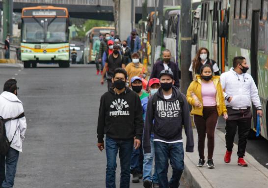 Los camiones cobran 5 pesos y cubren las mismas rutas que el Metro. Foto EE: Eric Lugo