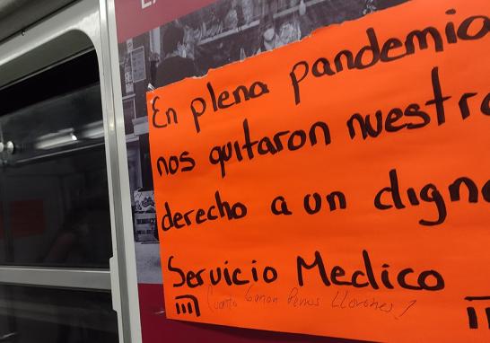 Al interior de los trenes se aprecian carteles en los que se reclama atención hospitalaria ante el aumento de contagios de Covid-19 en la CDMX. Foto EE: Rosario Servin