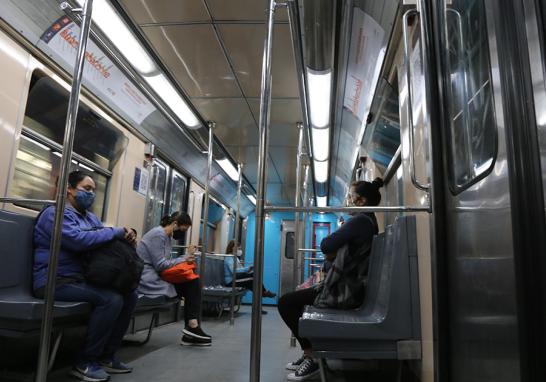 Pasajeras del metro mantienen la sana distancia en los vagones, donde se pueden apreciar varios lugares vacíos. Foto EE: Rosario Servin