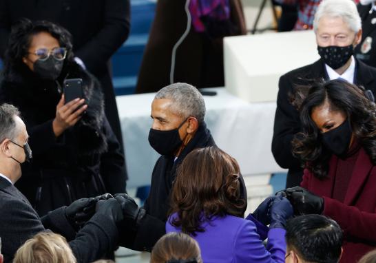 Barack y Michelle Obama felicitaron a Kamala Harris, minutos antes de ser juramentada como la primera vicepresidenta mujer en Estados Unidos, y acompañada de su esposo, Douglass Emhoff. El expresidente Bill Clinton estuvo presente en la ceremonia. Foto: Reuters