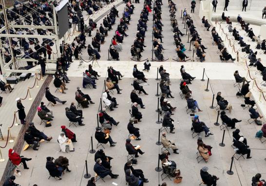 La ceremonia de investidura en Washington se celebró con los debidos protocolos sanitarios con cubrebocas obligatorio para todos los asistentes y distancia entre los asistentes. Foto: Reuters