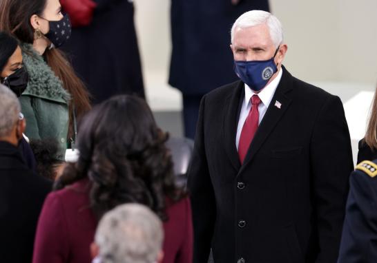 Mike Pence acudió como representante de la administración de Donald Trump quien dejó la Casa Blanca con uno de los peores niveles de aprobación. Foto: Reuters