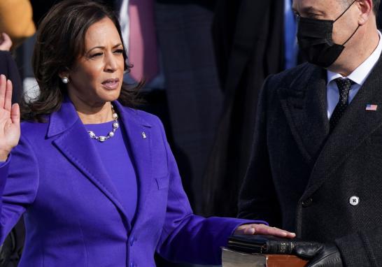 Kamala Harris hizo historia al ser juramentada como la primera vicepresidenta mujer de color en Estados Unidos. "Llegué hasta aquí gracias a las mujeres antes de mí", dijo en un mensaje en sus redes sociales. Foto: Reuters