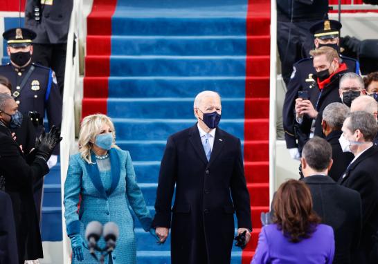  Biden llegó al Capitolio acompañado de su esposa, Jill Biden, y de Kamala Harris. Harris, de 56 años, acudió acompañada de su marido, Doug Emhoff, y eligió un conjunto azul para la ceremonia que se celebra en el frontis del Capitolio. Foto: Reuters