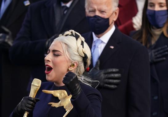 La cantante Lady Gaga fue la encargada de entonar el himno nacional estadounidense durante la ceremonia de investidura. Foto: Reuters