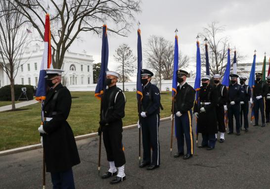 El saliente Donald Trump estuvo ausente de la ceremonia y abandonó la Casa Blanca por la mañana, rompiendo los protocolos de la ceremonia. Foto: Reuters