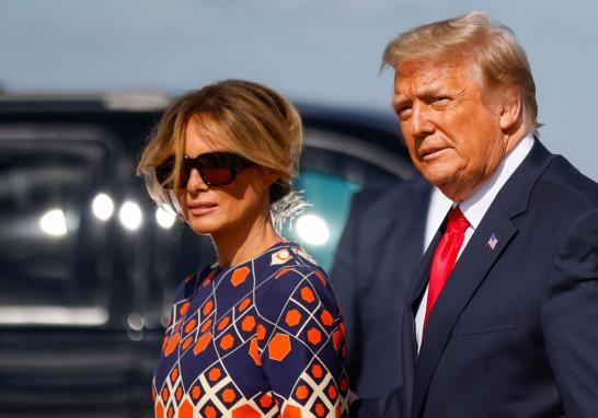 Donald Trump y su esposa, Melania, dejaron la Casa Blanca por la mañana y fueron llevados a la base Andrews donde abordaron el Air Force One por última vez hacia su club de golf en Mar-a-Lago, en el sur de Florida. Foto: Reuters