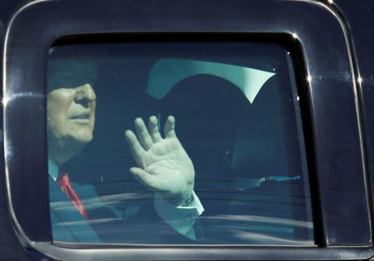 Una caravana presidencial escoltó a Trump y su familia a su llegada en Florida, poniendo fin a su presidencia. Foto: Reuters