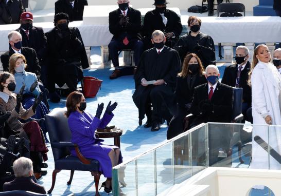 Jennifer López interpretó una versión de “America the Beautiful” en una ceremonia con una fuerte presencia femenina. Foto: Reuters