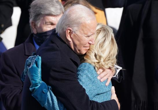 Joe Biden tiene un momento con su esposa Jill Biden tras ser juramentado como 46º presidente en Estados Unidos. Foto: Reuters