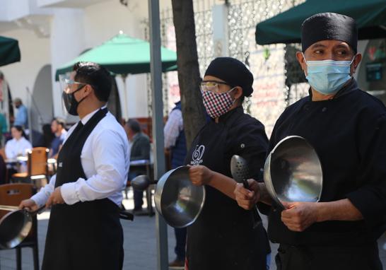 En punto de las 13:00 horas del jueves 4 de febrero restauranteros de la Ciudad de México salieron a las calles para participar en un segundo cacerolazo convocado por la Canirac. Foto EE: Rosario Servin