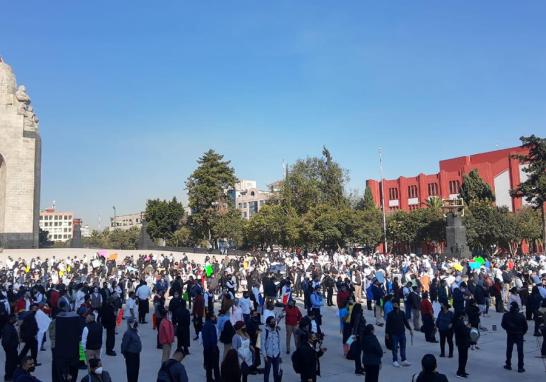 Cerca de 700 integrantes del sector restaurantero se reunieron en el Monumento a la Revolución para exhortar a las autoridades la ampliación de los horarios de servicio. Foto EE: Cortesía Canirac