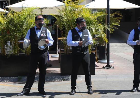 La Canirac, la Asociación Mexicana de Restaurantes (AMR) y la Asociación de Directores de Cadenas Restauranteras (DICARES) ha reiterado a las autoridades que la ampliación de horarios contribuirá significativamente en evitar aglomeraciones en horas pico. Foto EE: Rosario Servin