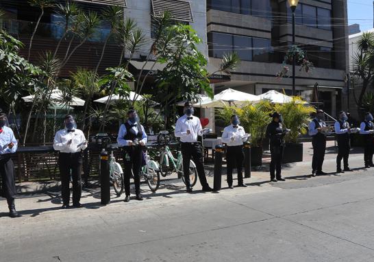 Los restauranteros de la capital advierten que los negocios que han podido abrir obtienen entre un 30 y 35% de lo que percibían antes de la crisis sanitaria por la pandemia de Covid-19. Foto EE: Rosario Servin