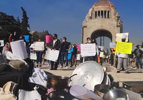 Diversos establecimientos replicaron el cacerolazo en sus instalaciones este jueves para demandar la atención de las autoridades. Foto EE: Cortesía Canirac