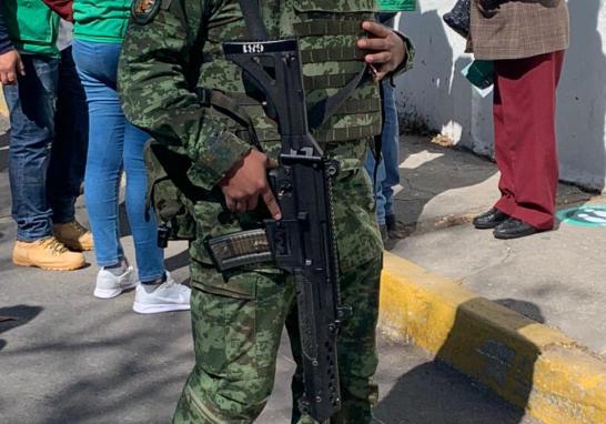 En la escuela primaria José Luis Vieyra González, en Cuajimalpa, personal de salud escoltados por elementos del Ejército arribaron las vacunas contra el Covid-19. Foto EE: Jorge Monroy