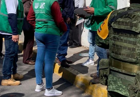 En esta sede de vacunación se observaron decenas de personas vestidas de color verde, algunos con la leyenda: “tu promotor deportivo”. Foto EE: Jorge Monroy